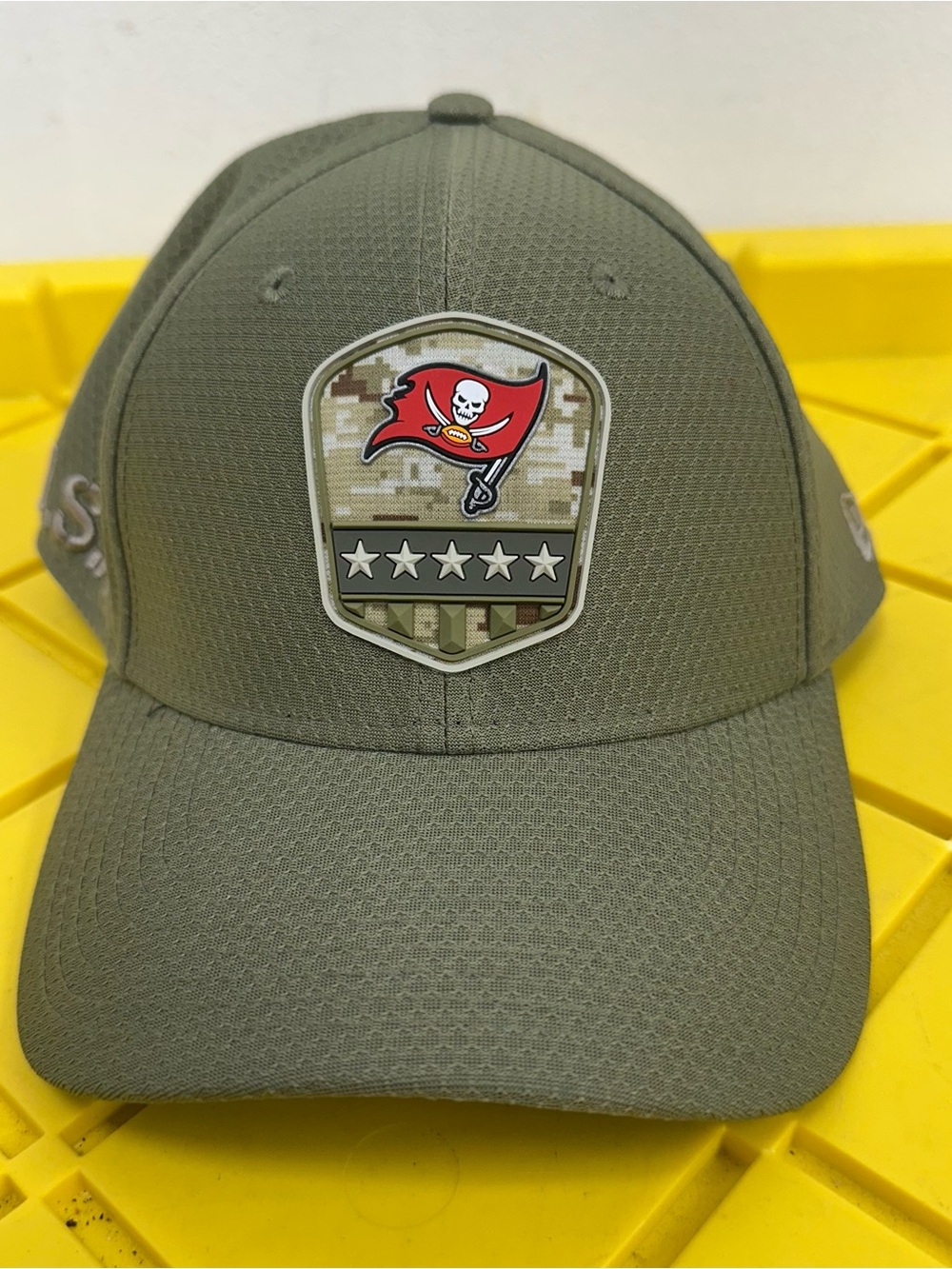 NFL New Era Tampa Bay Buccaneers Salute To Service 39Thirty Flex Hat Authentic
